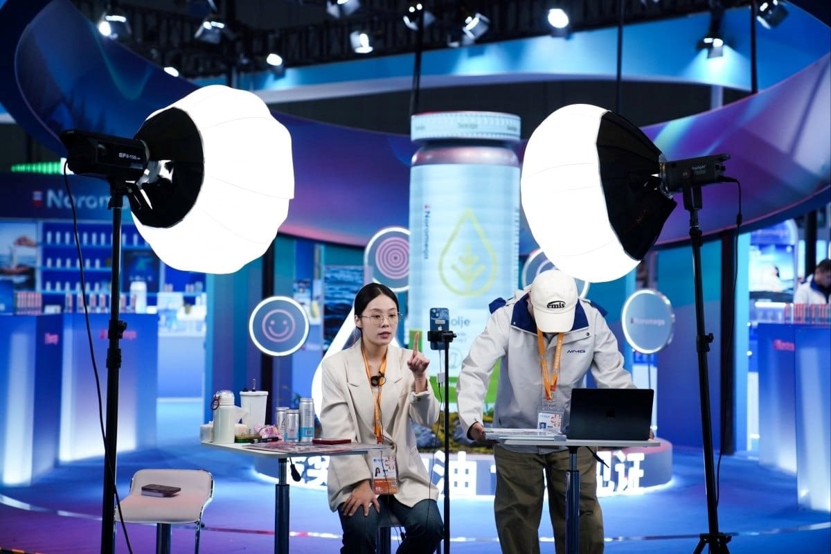 Thất nghiệp, giới trẻ Trung Quốc rải CV săn việc tại nơi không ngờ tới, vừa có thêm thu nhập, vừa mở rộng quan hệ