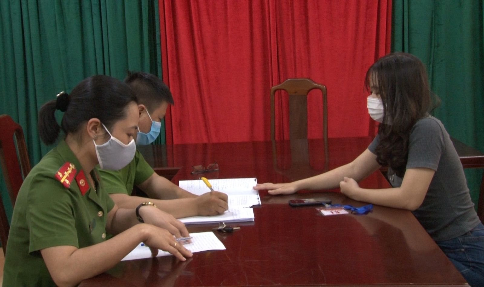 Công an đã cảnh báo vô số lần nhưng nữ sinh 2002 ở Hà Nội vẫn chuyển 100 triệu đồng cho lừa đảo 