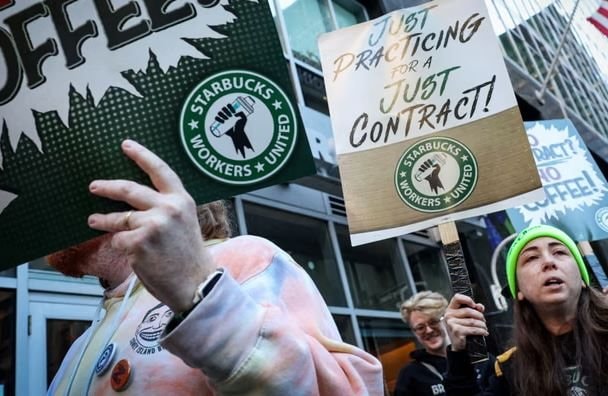 Nhân viên Starbucks đồng loạt đình công vì kiệt sức, 65 cửa hàng 'đóng băng' đúng mùa lễ hội