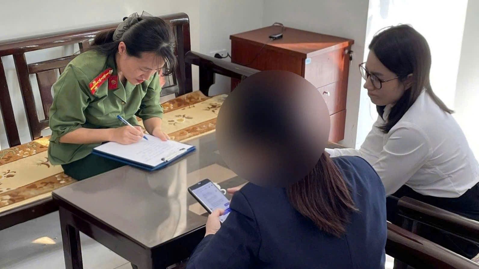 Người phụ nữ đến ngân hàng BIDV chuyển 250 triệu đồng, nhân viên giao dịch khẳng định có bất thường, mời công an xác minh
