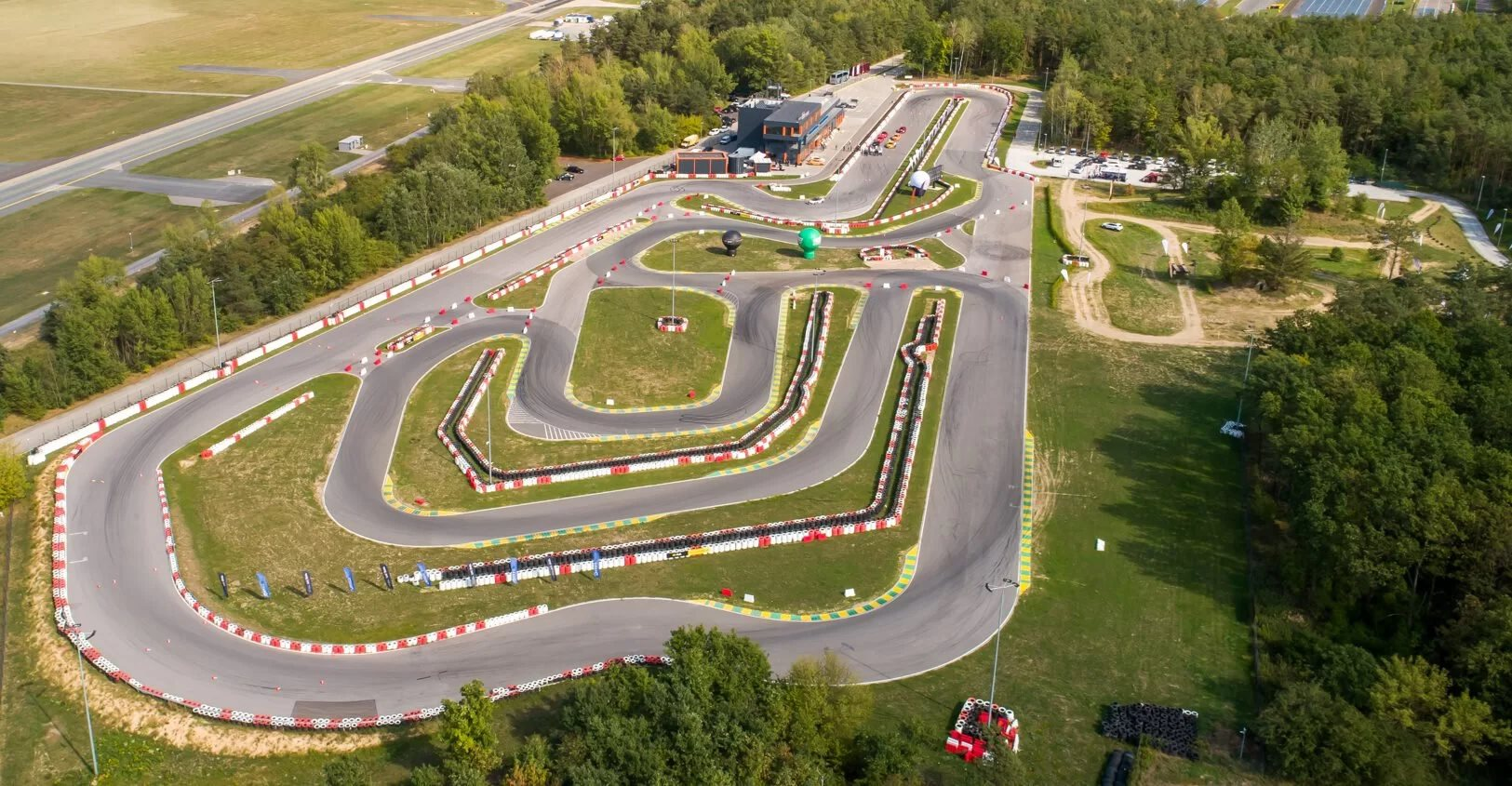 Hai chiếc xe điện VinFast mới tinh xuất hiện ở một trường đua châu Âu: Sắp mở bán tại nước sát Ukraine