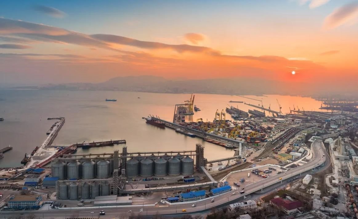 Thị trường ngày 15/11: Giá dầu tăng sốc vì sự cố Novorossiysk, vàng rớt mạnh sau phát biểu của Fed