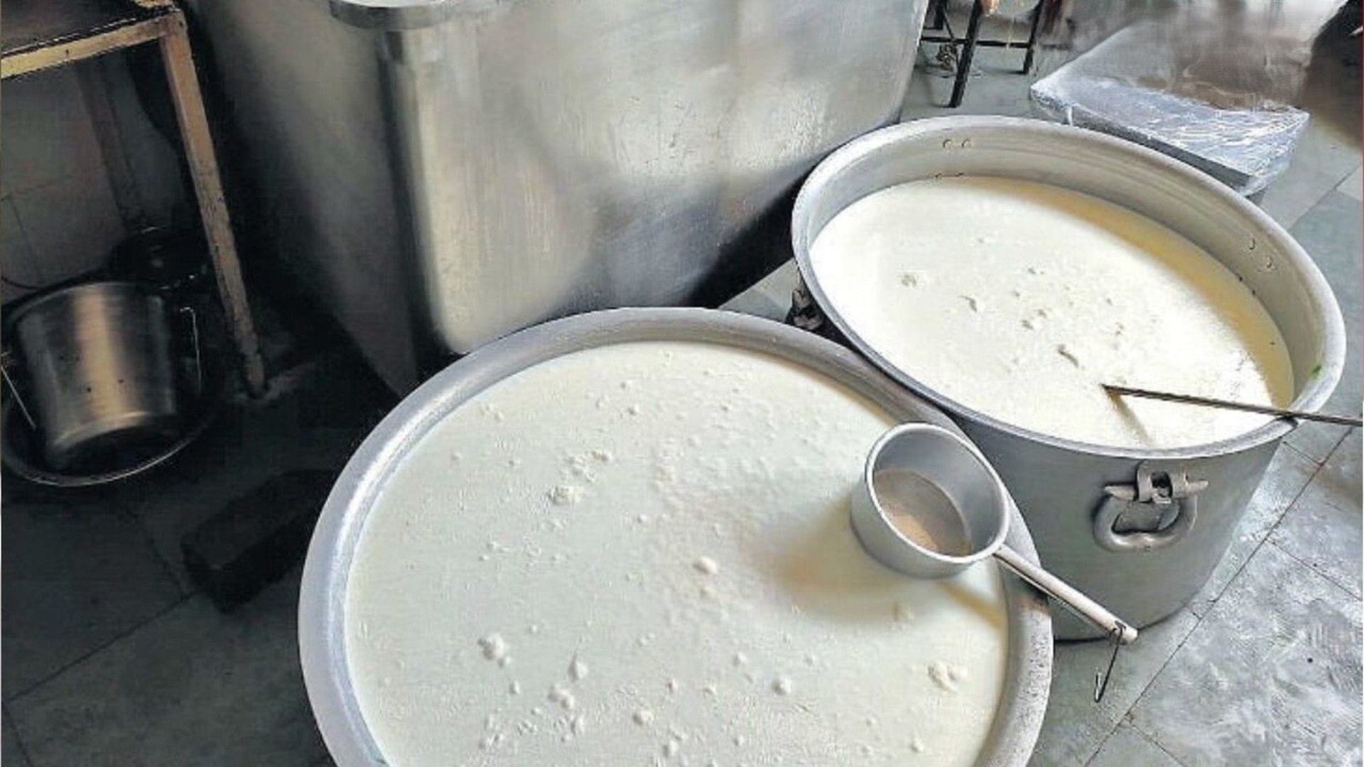 Đột kích một nhà máy lúc 9 giờ tối, công an triệt phá đường dây sản xuất sữa giả từ hóa chất, tịch thu dầu thực vật, sorbitol và máy pha trộn công nghiệp