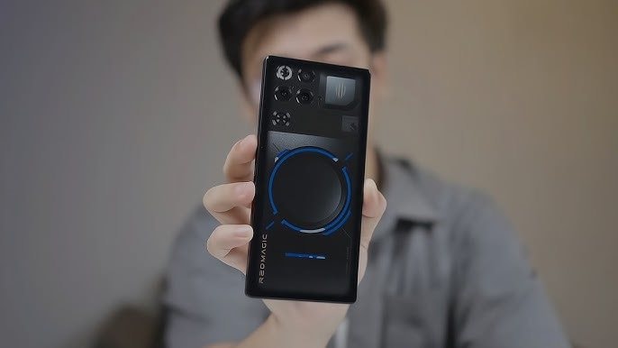 Cây bút công nghệ: "Cầm mẫu điện thoại này đi trên đường, ai cũng phải ngoái lại hỏi tôi máy gì đấy?"