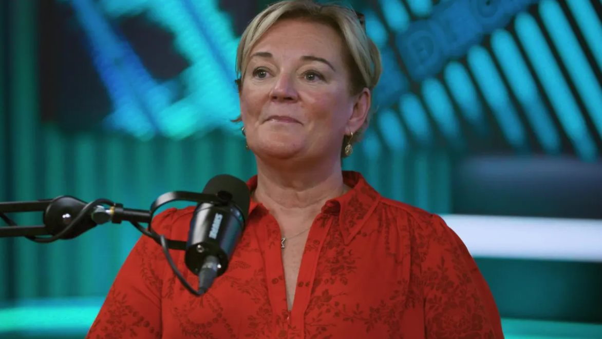 11 tuổi làm 'trụ cột' gia đình, ﻿bán hàng rong lẫn rửa bát thuê kiếm sống, người phụ nữ 'không chịu thua số phận' trở thành triệu phú nước hoa nức tiếng