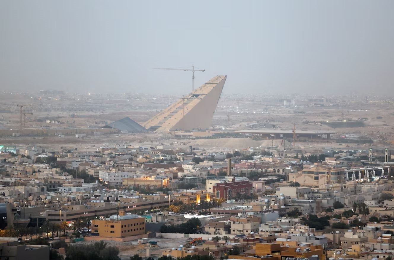 Saudi Arabia giảm mạnh lương thưởng cho nhân tài nước ngoài, ngân sách chịu áp lực vì giá dầu thấp