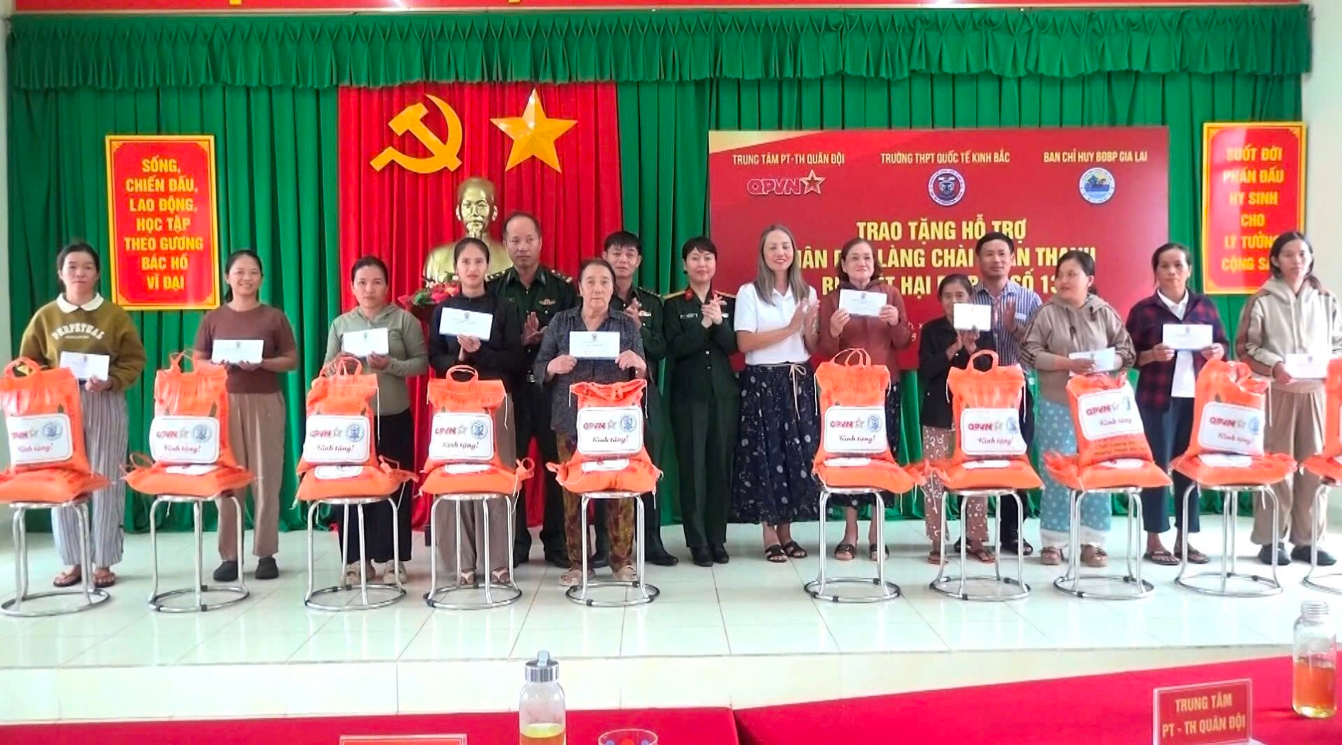 Gần 200 triệu đồng hỗ trợ xây dựng lại làng chài Xuân Thạnh sau bão số 13