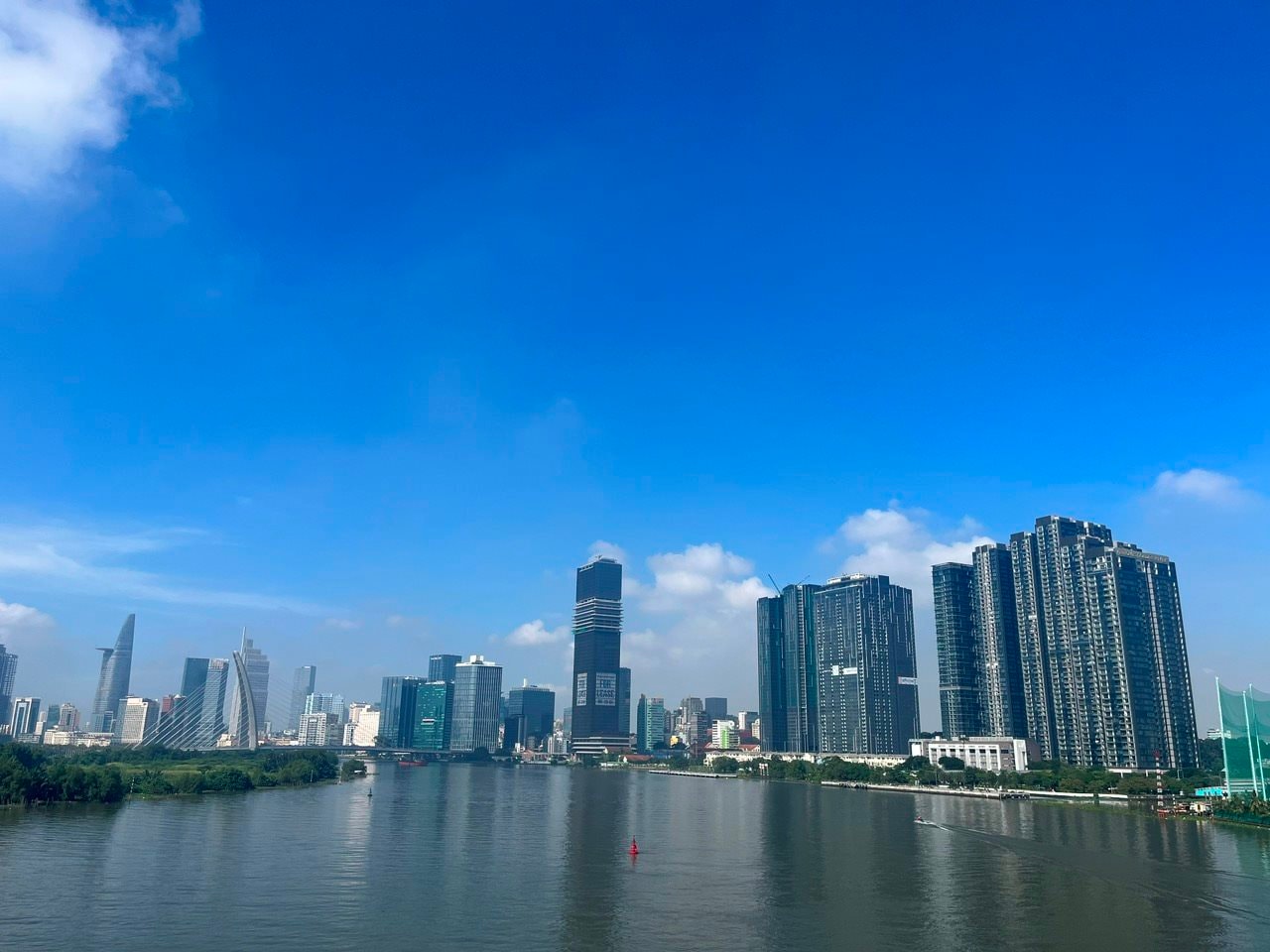 Căn hộ hạng sang trung tâm TP.HCM “bùng nổ” nhu cầu, giá chạm mức 450 triệu đồng/m2