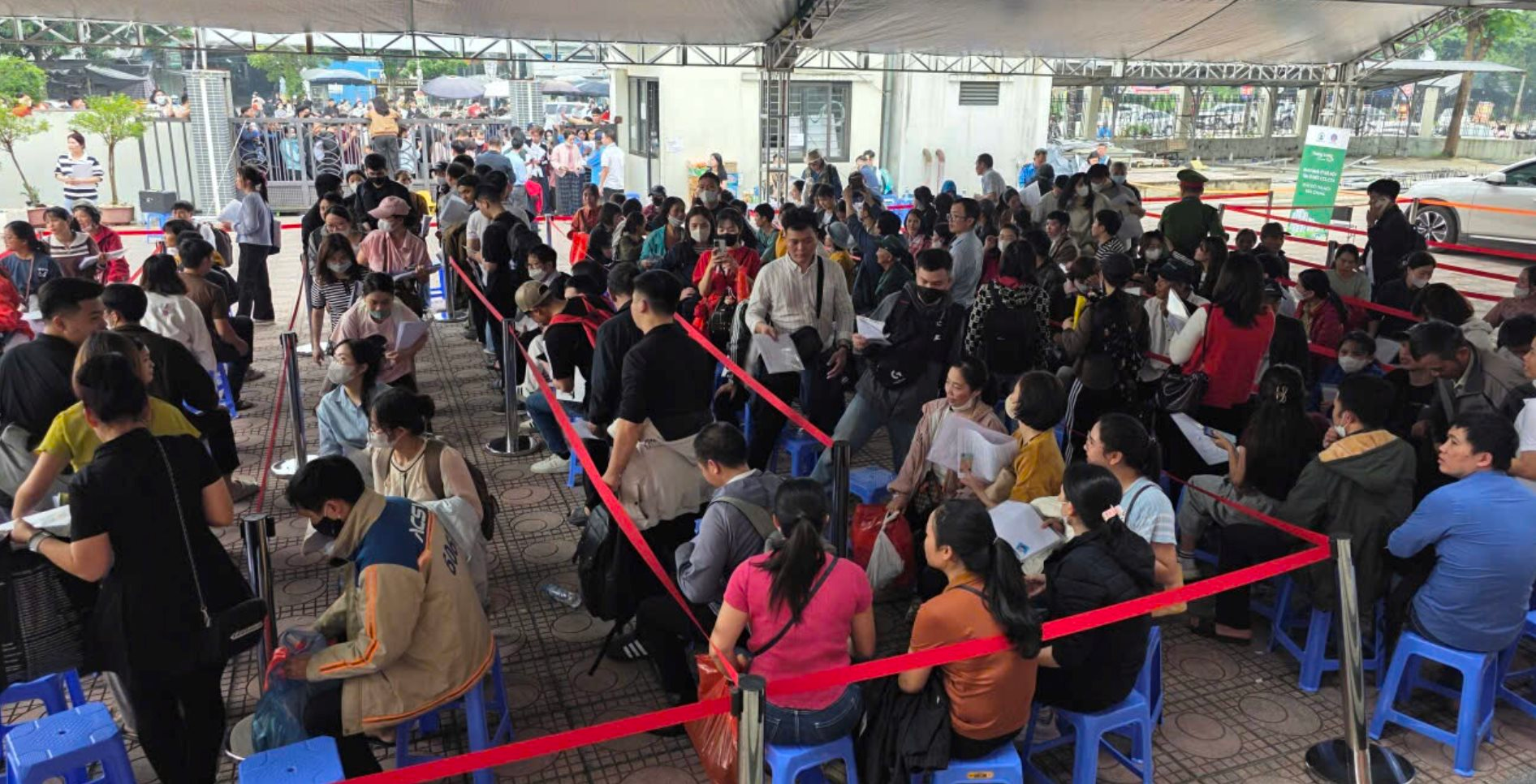 Bộ Xây dựng yêu cầu chấn chỉnh tình trạng xếp hàng xuyên đêm nộp hồ sơ mua nhà ở xã hội