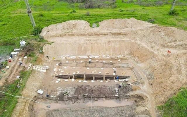 Cải tạo đất để nuôi cá, người dân phát hiện vật dài 17m màu vàng lạ, chuyên gia xác nhận báu vật 2.000 năm tuổi hiếm có trên thế giới