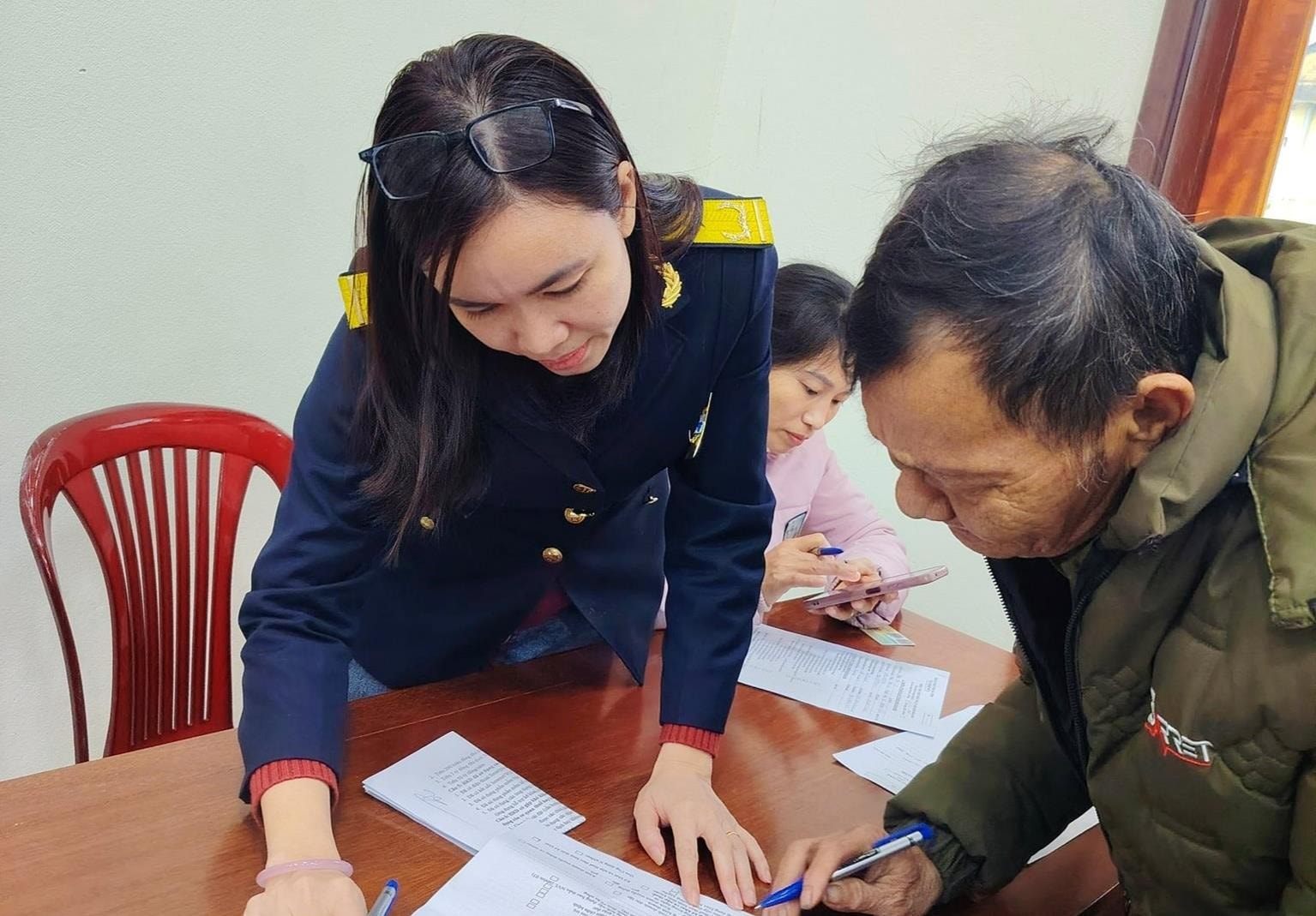 Lạ lùng một cán bộ thuế "tạo sóng" trên mạng, còn được Facebook trả tiền