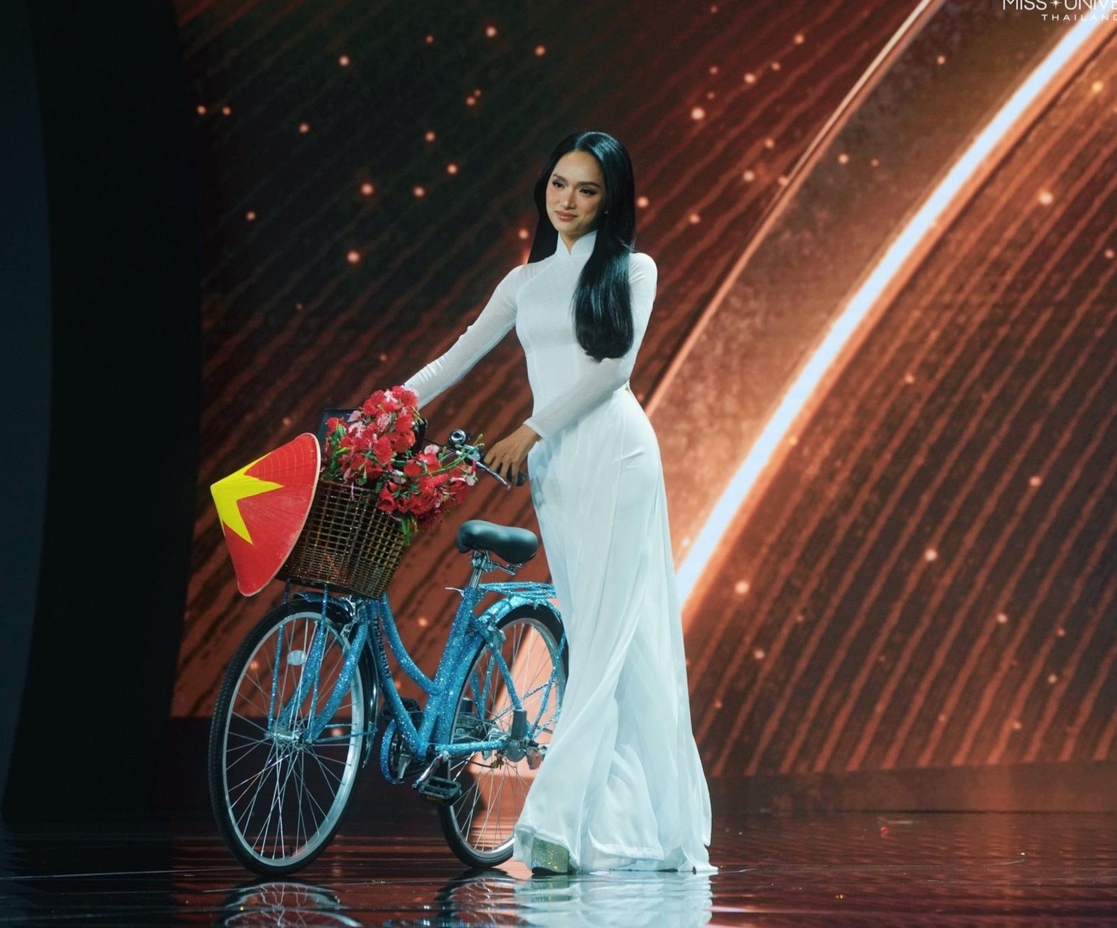 Công ty nào làm chiếc xe đạp cùng hoa hậu Hương Giang "gây bão" Miss Universe?