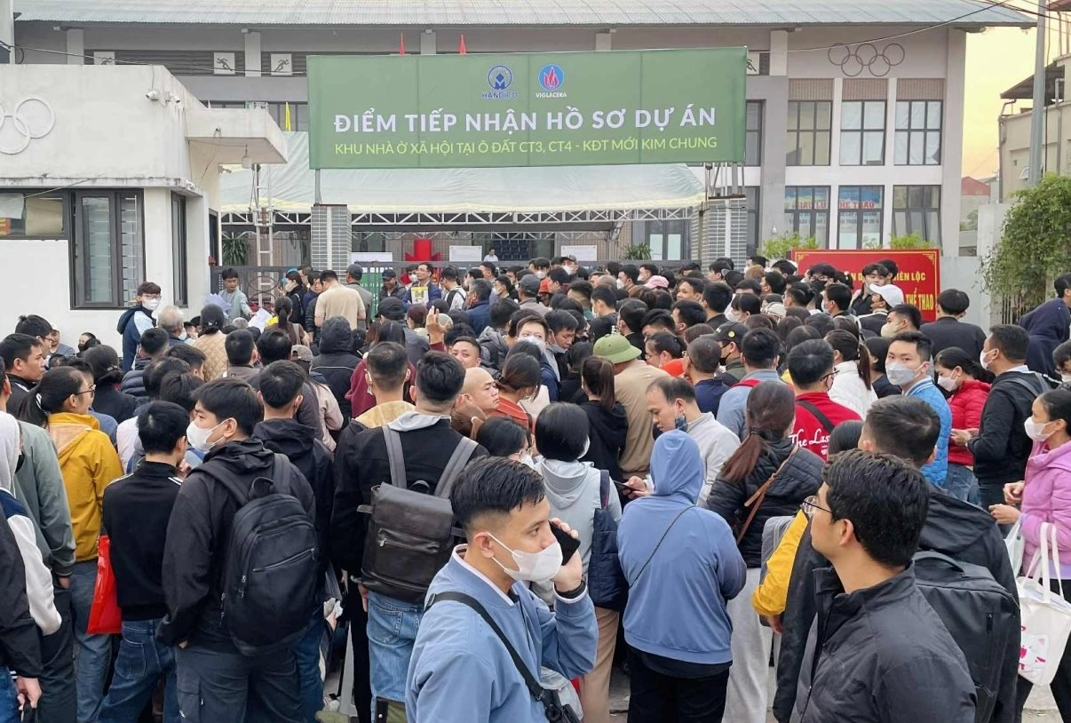 Người dân xếp hàng xuyên đêm mua nhà ở xã hội, chuyên gia hiến kế số hoá ngay