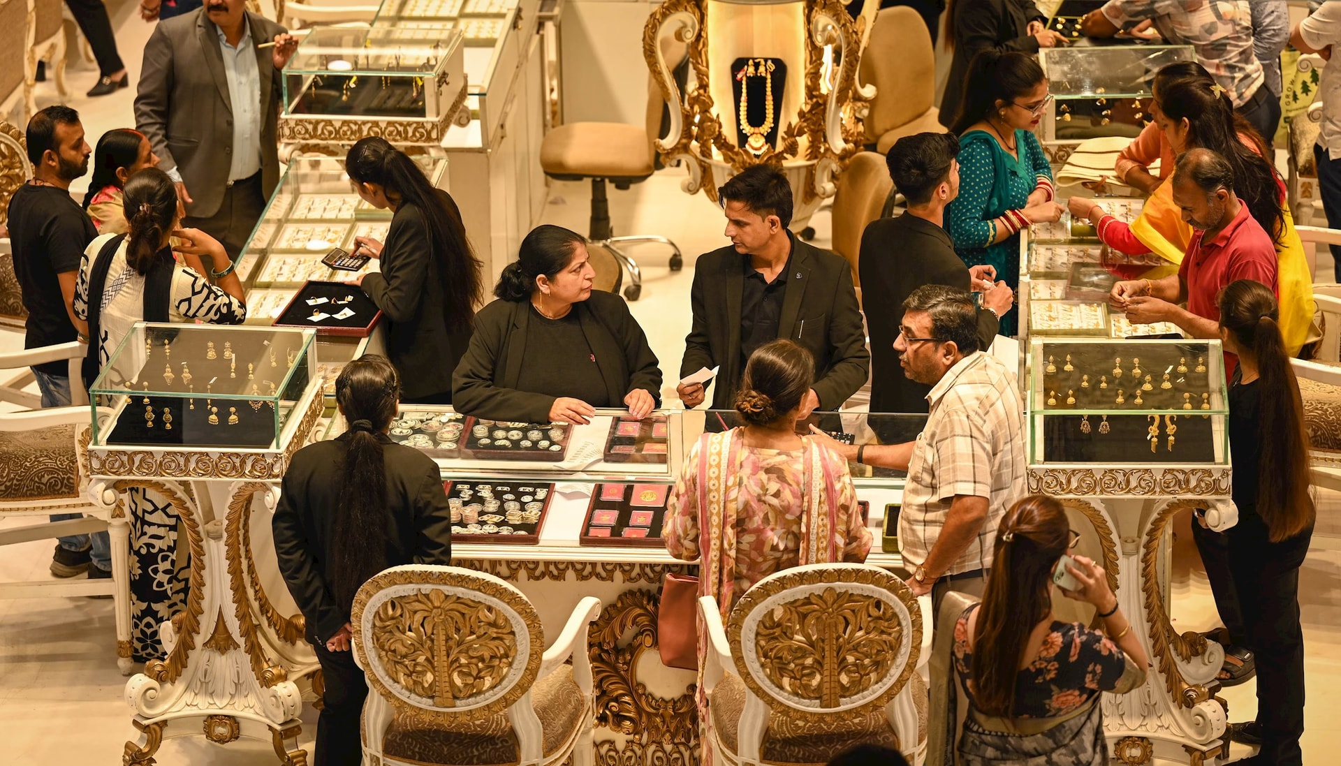 Chỉ trong 3 tháng, một nhóm người đã mua 1.300 tấn vàng