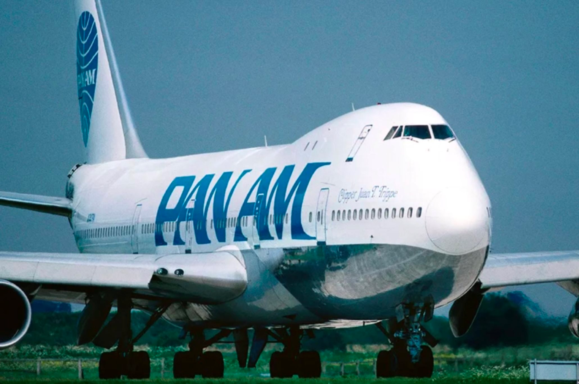 Máy bay nổ tung giữa trời: Biểu tượng một thời của nước Mỹ sụp đổ khiến cả thế giới bàng hoàng