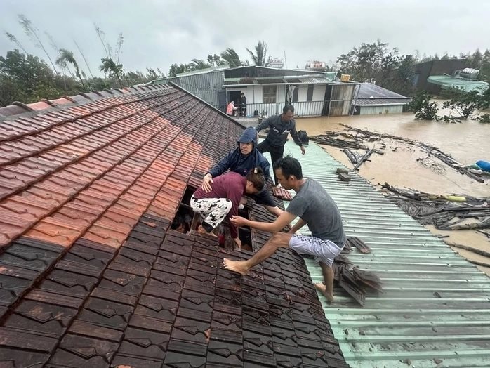 Thủ tướng yêu cầu tập trung tổng lực để cứu người trong lũ lớn tại Trung Bộ