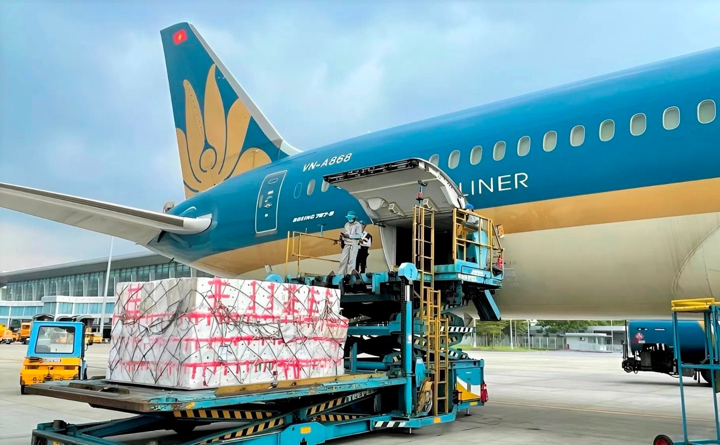 Vietnam Airlines tiếp tục vận chuyển miễn phí hàng hóa hỗ trợ đồng bào vùng lũ miền Trung
