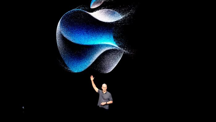Sống bằng ‘mỏ vàng iPhone’ dưới thời Tim Cook, đế chế Apple toan tính gì khi gấp rút tìm CEO mới?