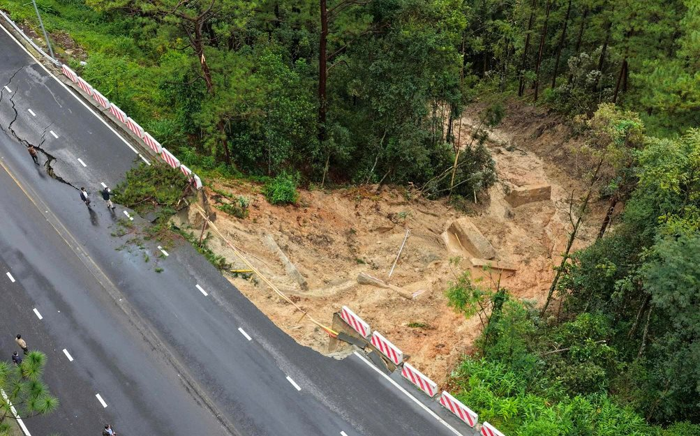 Mưa lớn gây sạt lở nghiêm trọng nhiều tuyến đèo huyết mạch ở Lâm Đồng, Đèo Cả lập tức hành động