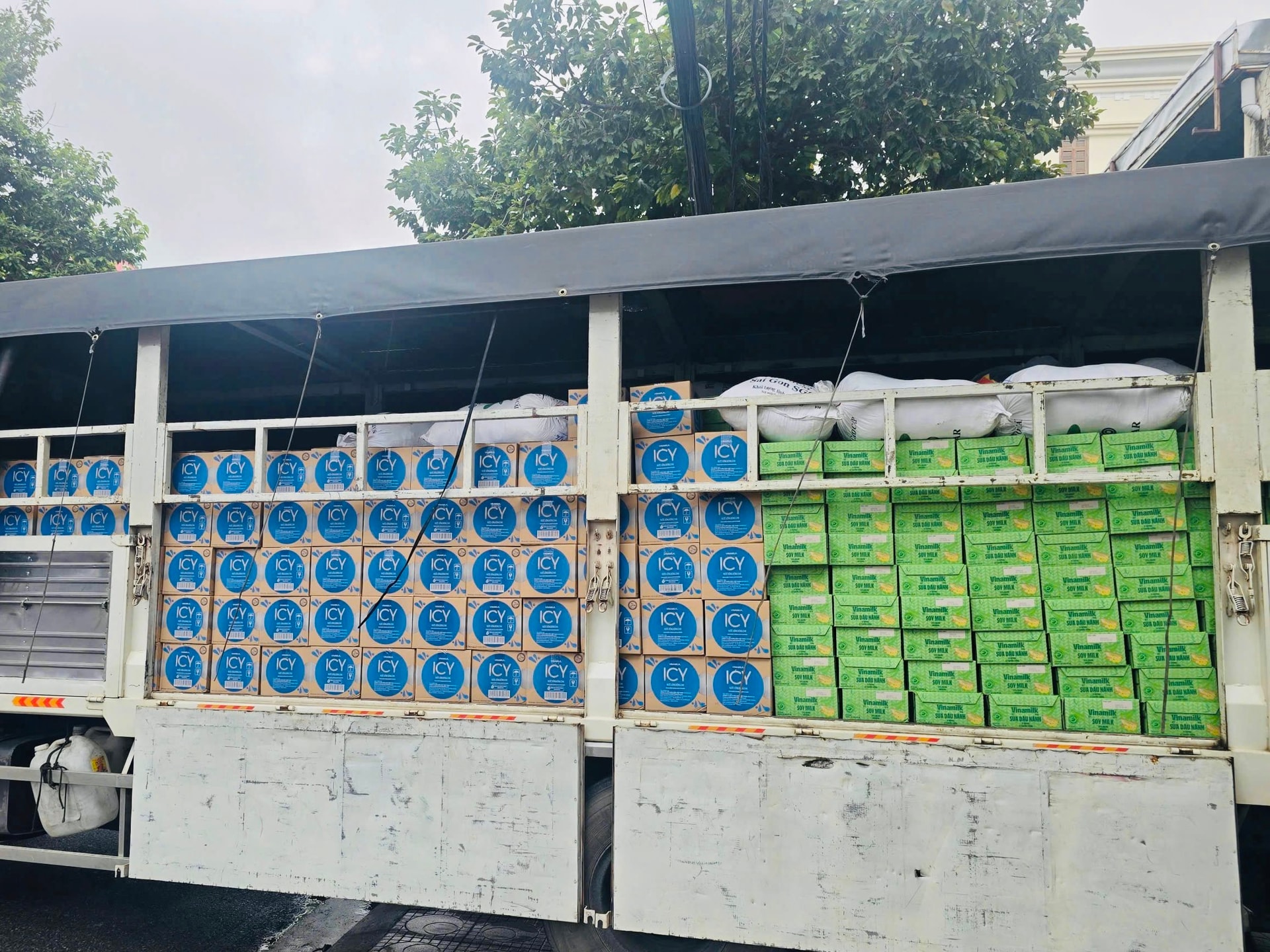 Vinamilk hỗ trợ hàng trăm nghìn sản phẩm dinh dưỡng đến người dân vùng lũ miền Trung và Tây Nguyên