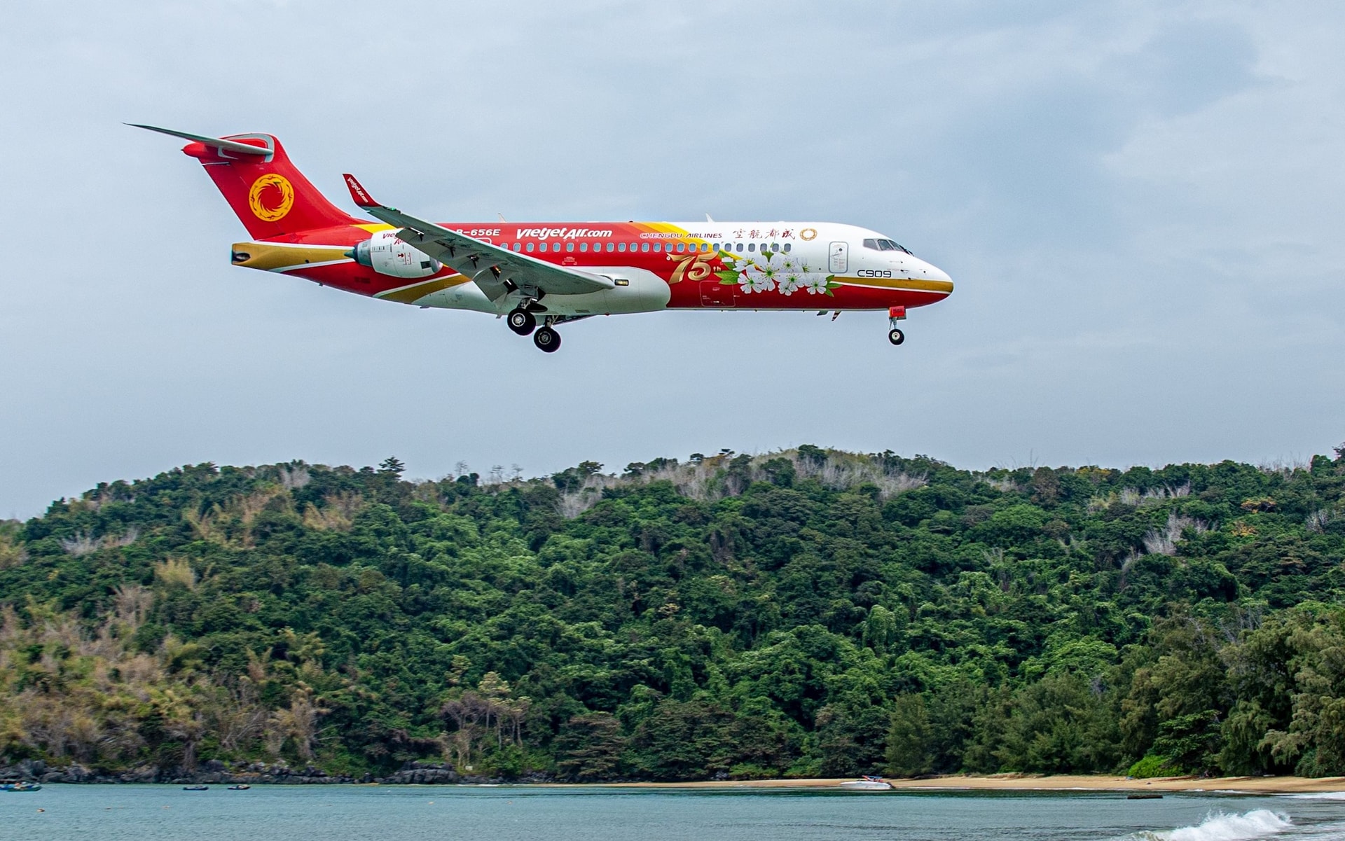 Reuters: Vietjet sẽ thuê lại máy bay Trung Quốc Comac sau 1 tháng tạm dừng 
