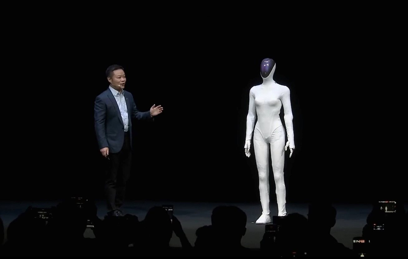 Làm robot quá giống người, hãng xe điện Trung Quốc phải 'bóc chân' robot trực tiếp trên sân khấu để chứng minh 