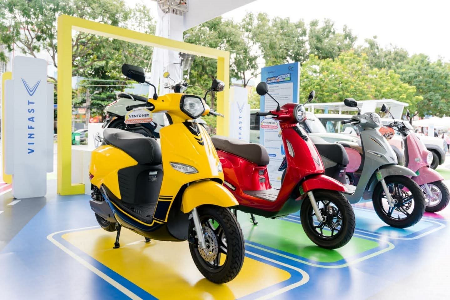 Xe máy điện VinFast bán ra gấp 6 lần, Xanh SM chỉ mua 1%: Nước cờ của ông Phạm Nhật Vượng với pin giá rẻ, đón đầu quy định siết xe xăng