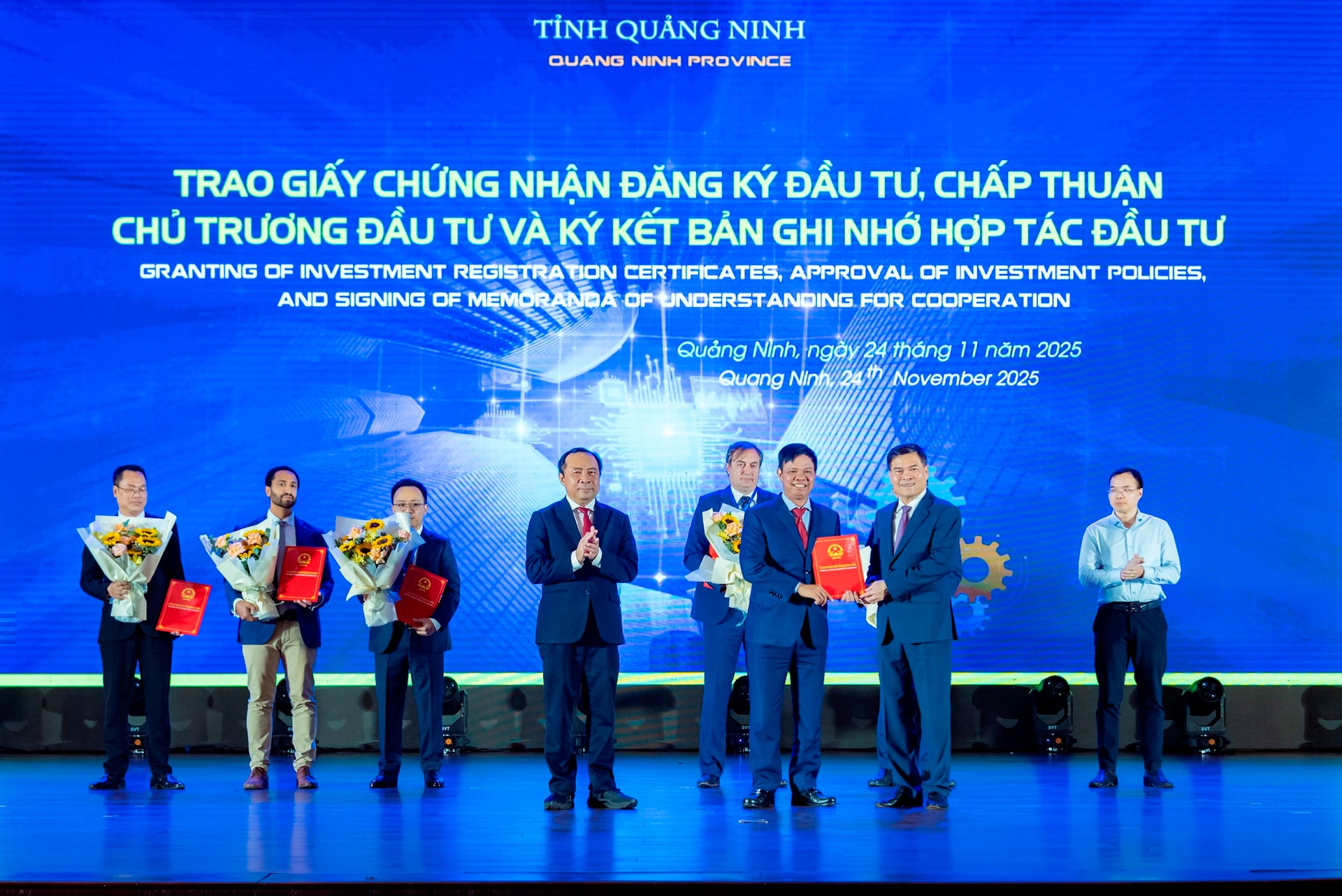 dai-dien-tap-doan-fpt-nhan-chung-nhan-dang-ky-dau-tu-du-an-xay-dung-khu-cong-nghe-so-tap-trung-va-khu-phu-tro-tai-quang-ninh.jpg