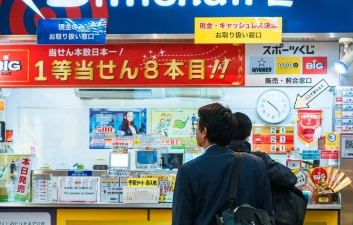 Người đàn ông trúng độc đắc gần 100 tỷ USD nhưng giấu vợ,    giả vờ mặc áo cũ nhưng sắm xe sang, đi nghỉ dưỡng