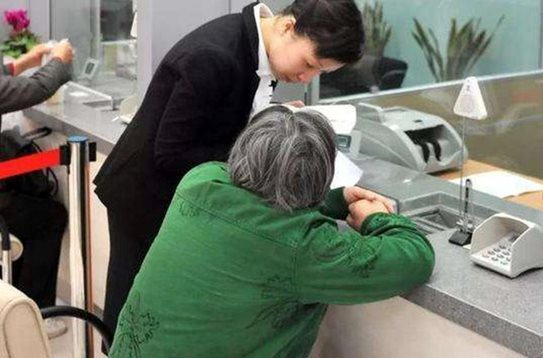 Người phụ nữ tới ngân hàng Agribank rút 1 tỷ đồng để chuyển vào tài khoản MSB, khẳng định "cho con sửa cửa hàng": nhân viên ngân hàng lập tức báo công an