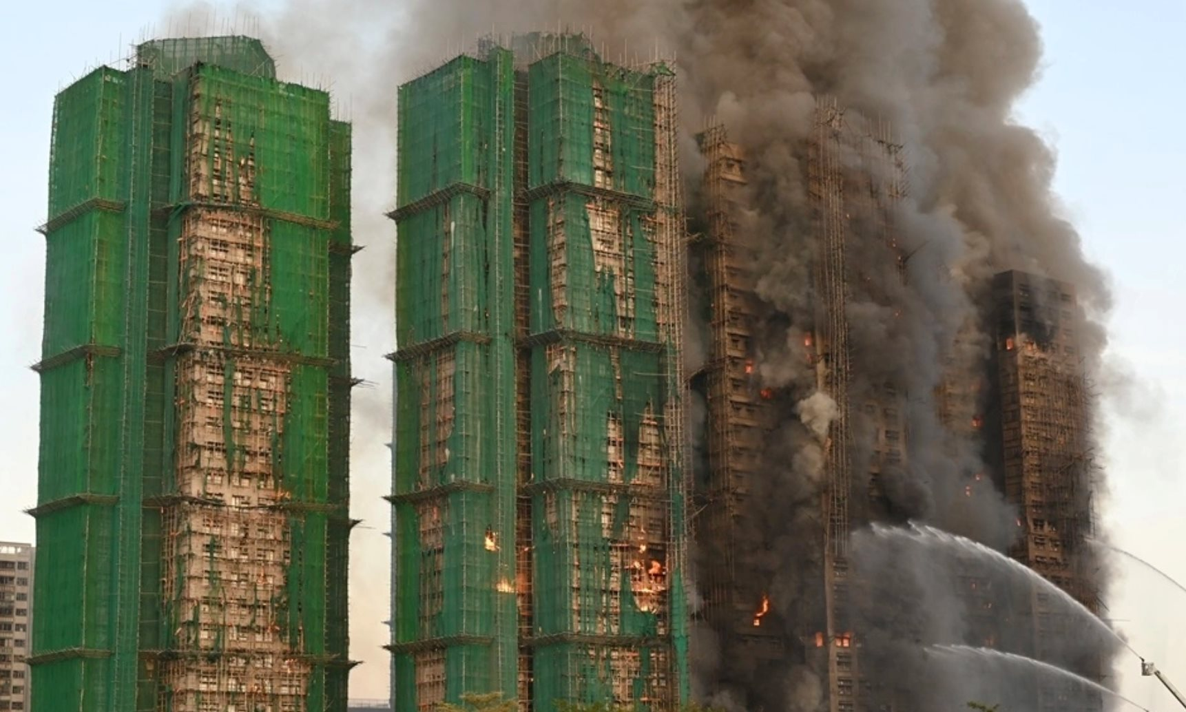 Nóng: Biển lửa 'nuốt chửng' 8 toà nhà thuộc 1 cụm chung cư nổi tiếng, 13 người thiệt mạng 