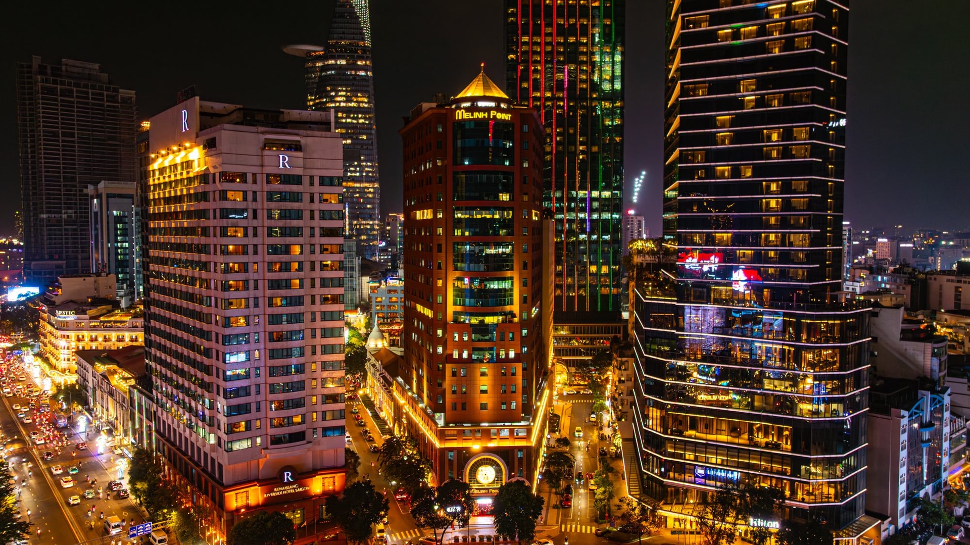 Không chỉ đóng hàng nghìn tỷ đồng tiền thuế, các công ty này còn thắp sáng cả bầu trời đêm TP.HCM