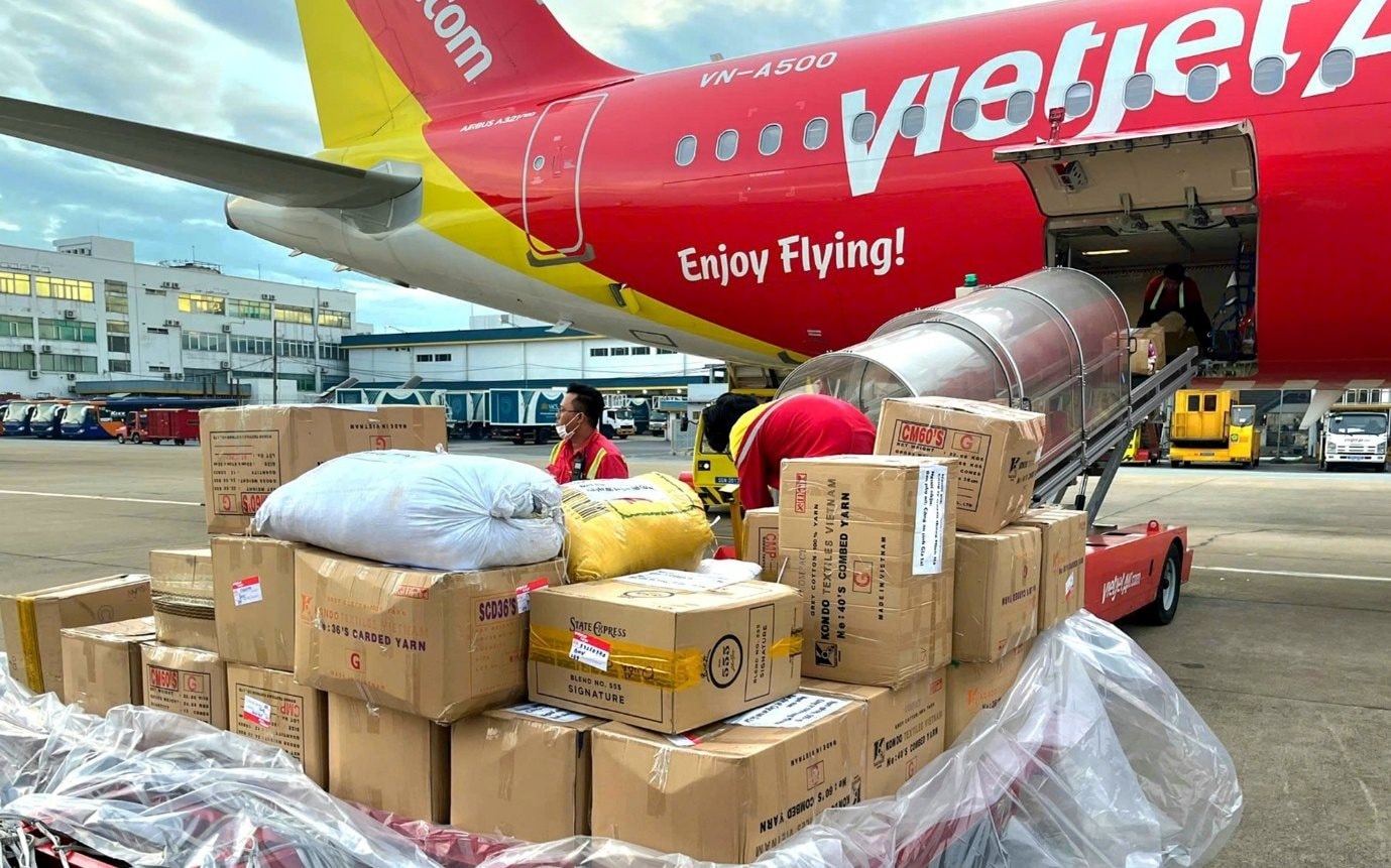 Những chuyến bay Vietjet chở đầy yêu thương