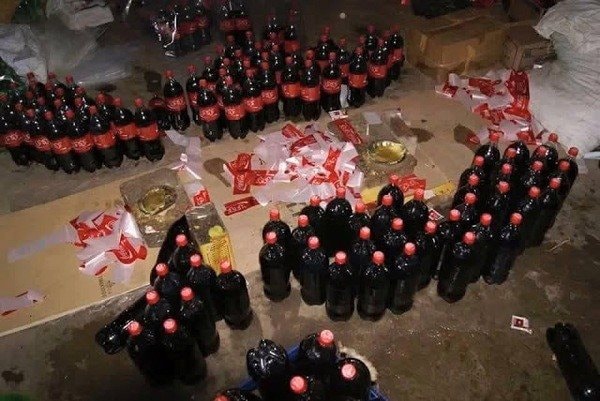 Đột kích một nhà máy ở Pakistan, công an triệt phá đường dây sản xuất nước ngọt giả, tich thu hơn 2.000 lít hóa chất cùng lượng lớn chai lọ, máy chiết rót