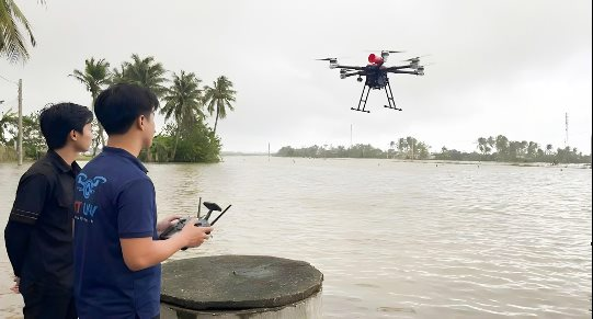 UAV của CT UAV lao vào tâm lũ ứng cứu người dân miền Trung