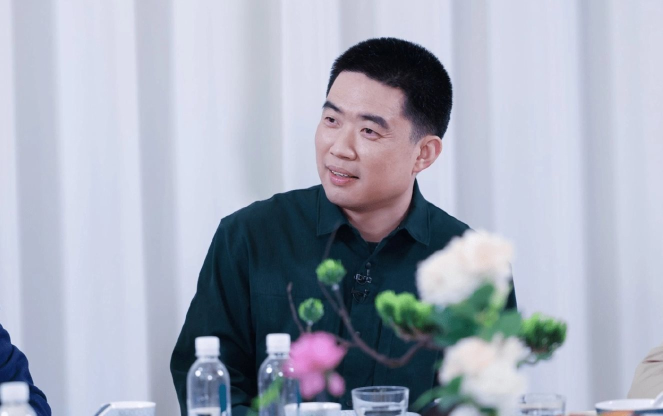 Tỷ phú xe điện gây bất ngờ bởi lối sống giản dị: Dùng đồ cũ, tự chụp mẫu để tiết kiệm phí thuê người  