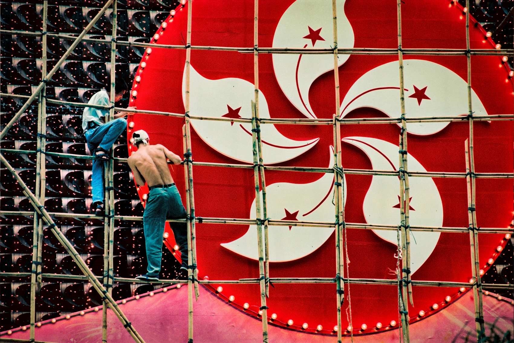 Xem kỹ thứ này người ta mới hiểu vì sao giàn giáo tre lại là "công phu nghìn năm" của các sư phụ Hong Kong