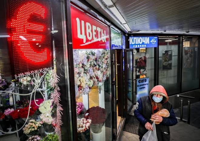 Lãi suất cao ngất giáng đòn vào 'trụ cột' chiếm 2/5 GDP Nga,  gần 20 'ông lớn' bên bờ vực phá sản