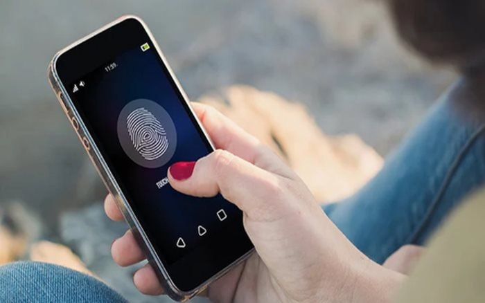 Tại sao không nên sử dụng vân tay, khuôn mặt mở điện thoại?