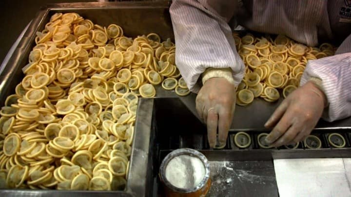 Từng xử phạt mạnh tay người sinh con thứ 2, quốc gia tỷ dân giờ đây phải đánh thuế bao cao su để khuyến khích sinh đẻ: Vài đồng thuế liệu có thắng được chi phí nuôi con lên tới 20 tỷ đồng?