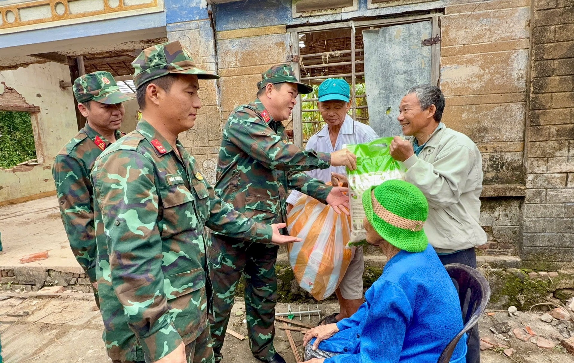 "Chuyện rất lạ" trong hỗ trợ đồng bào miền Trung: Khi những người tử tế gặp nhau đúng lúc