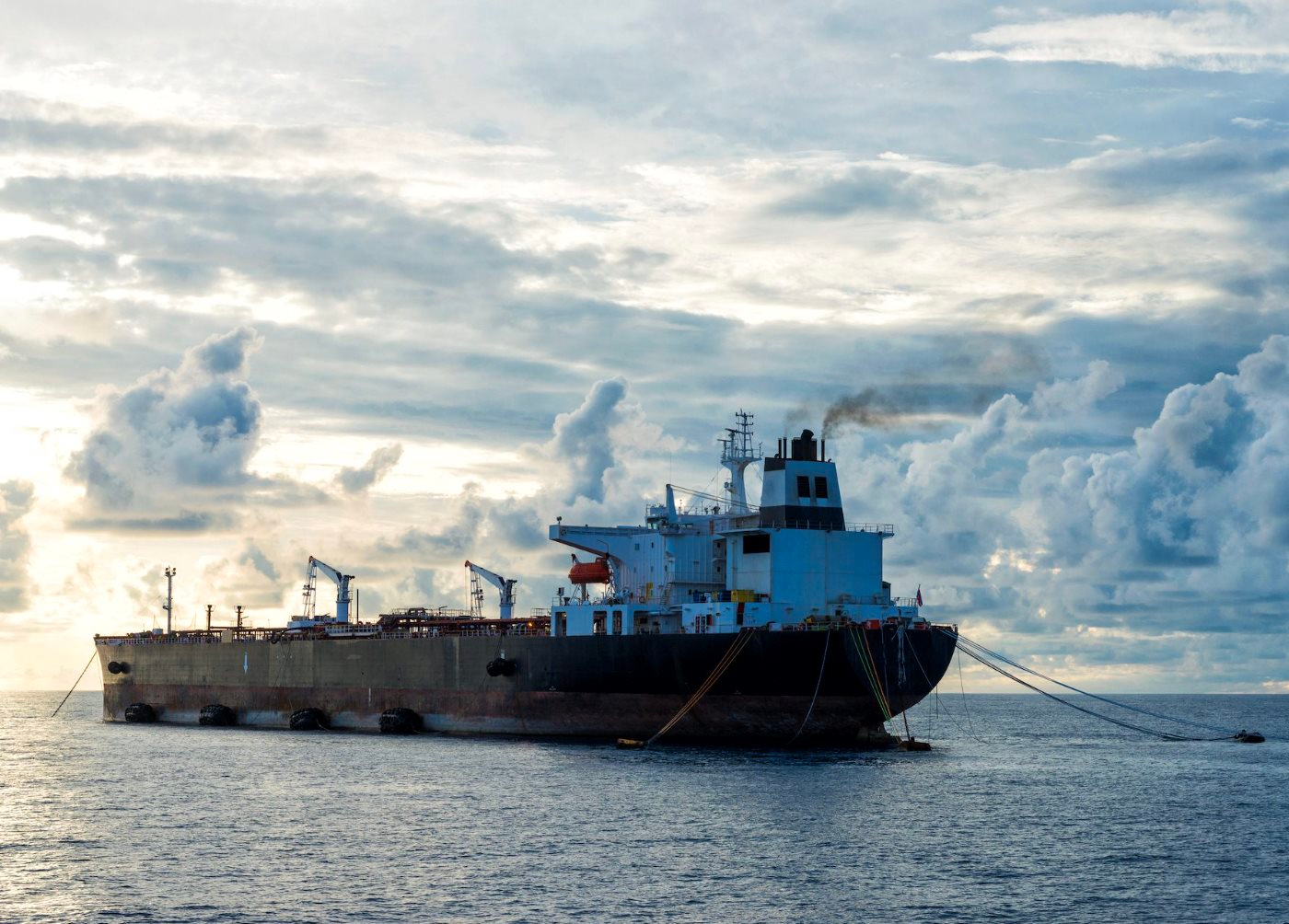 Nga 'chới với' sau khi bị một loạt khách sộp quay lưng: Hơn 1,4 triệu thùng dầu mỗi ngày mắc kẹt trên biển, không có điểm đến