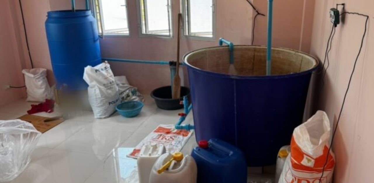 Một trung tướng người Thái Lan chỉ huy cuộc đột kích, tóm gọn đường dây sản xuất nước tương, cà phê giả quy mô lớn, tịch thu hơn 240.000 sản phẩm và loạt chai lọ, máy trộn