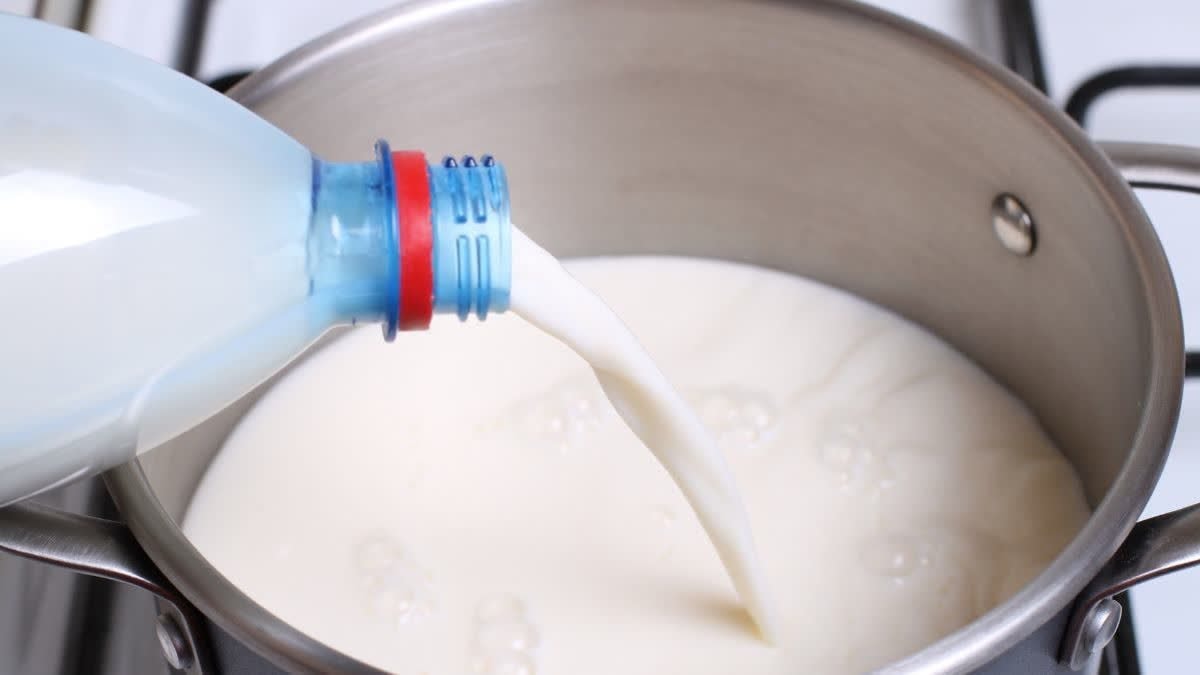 Nhận tin mật rồi đột kích một ngôi nhà, công an triệt phá đường dây sản xuất sữa giả từ hóa chất tại Ấn Độ, tịch thu hơn 200 lít dung dịch chuẩn bị đưa ra thị trường