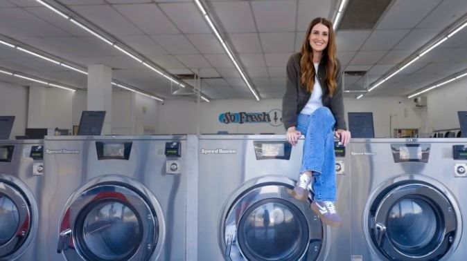 Bỏ công việc tại bệnh viên sau 13 năm gắn bó, cô gái trẻ khởi nghiệp mở tiệm giặt là, doanh thu 12 tỷ đồng/năm