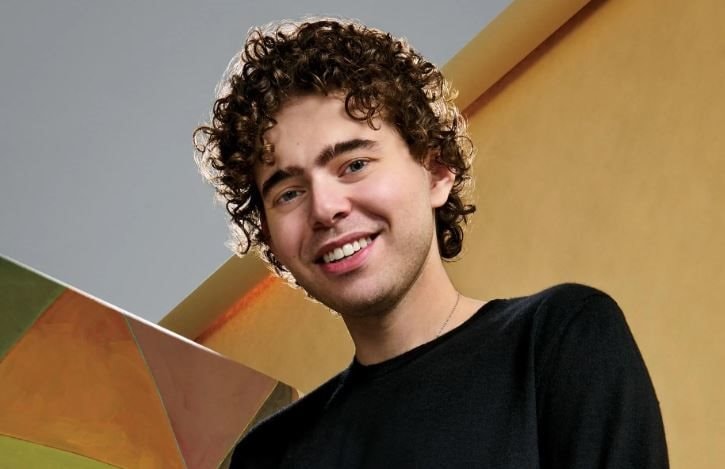 Bỏ học, từng bị FBI đột kích khám xét căn hộ, chàng founder 27 tuổi bất ngờ trở thành tỷ phú tự thân bậc nhất, hiện điều hành startup 9 tỷ USD