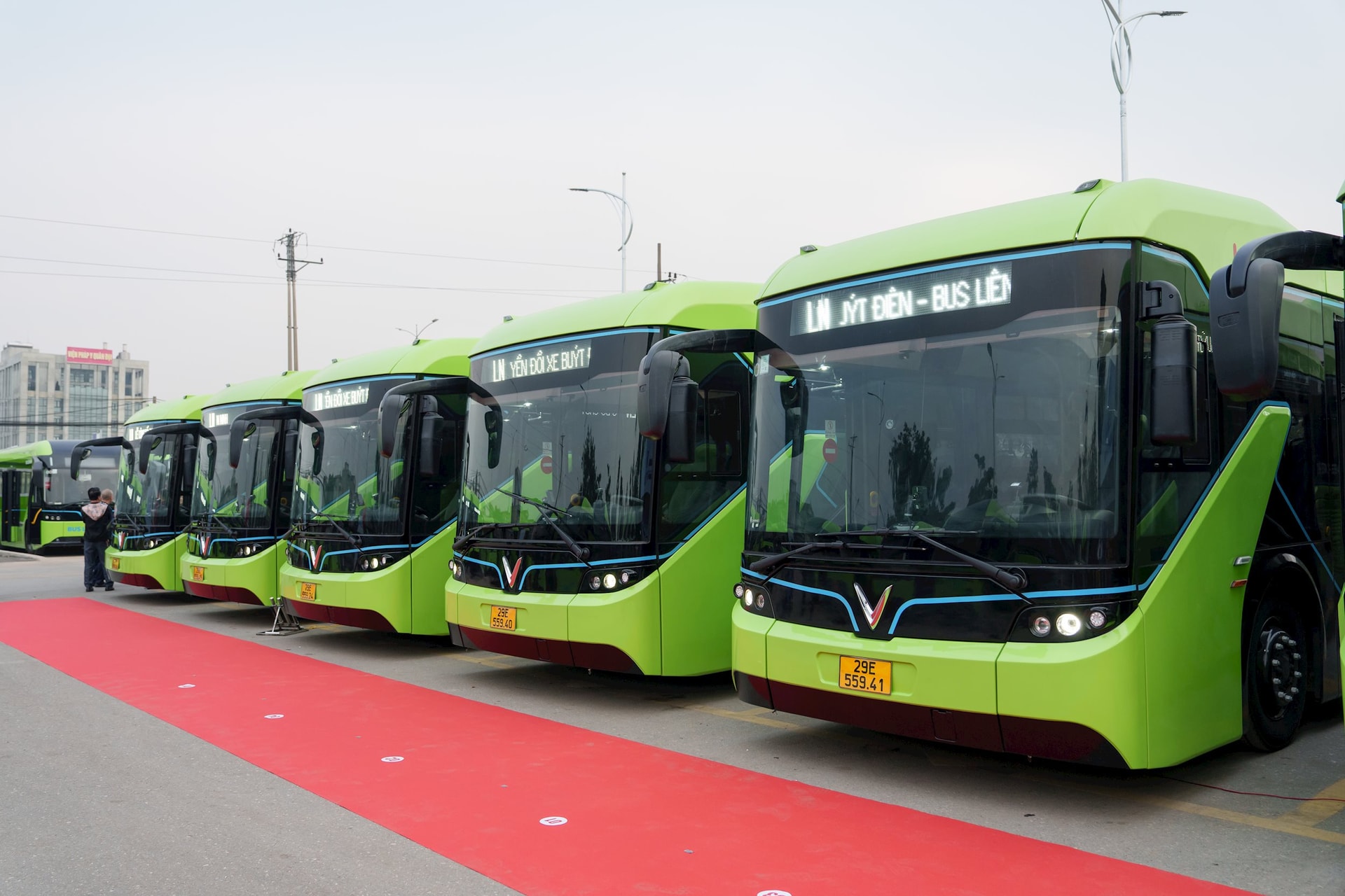 Sáng nay, tỷ phú Phạm Nhật Vượng vừa "bán" được 111 xe buýt điện