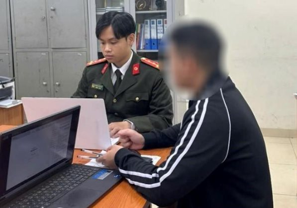 Đúng 23h50, công an Hà Nội ập vào một khách sạn tại phường Bồ Đề