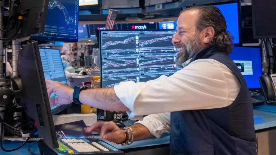 Dự đoán Fed cắt giảm lãi suất nhảy vọt 90%, chứng khoán Mỹ  xanh mướt sau báo cáo việc làm cuối cùng trước cuộc họp Fed