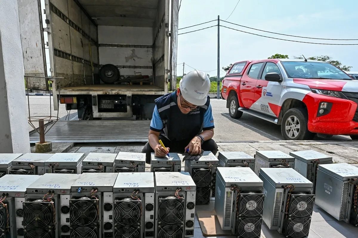 Drone bay vù vù trên những dãy nhà bỏ hoang phát hiện điểm bất thường, cảnh sát khui ra đường dây tội phạm gây thiệt hại 1,1 tỷ USD tại một quốc gia Đông Nam Á 